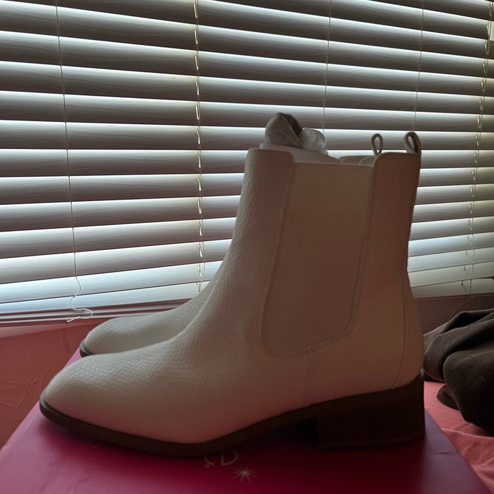 Heeled booties